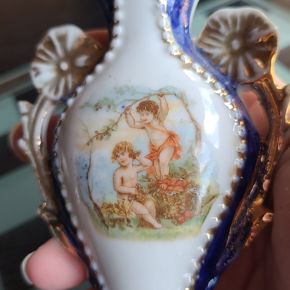 Victoria Vintage Bud Vase collectible - Picture 7 of 9